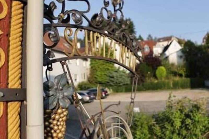 Eigener grosser Parkplatz gegen&uuml;ber